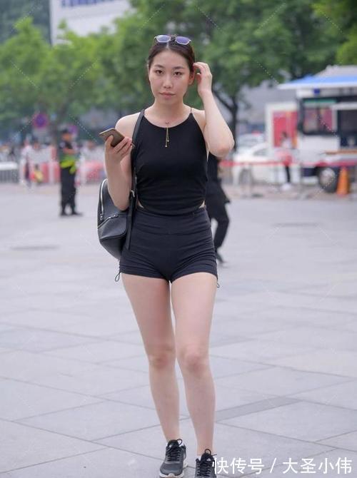 一字带|美女街拍:美女脚上搭配一双高跟凉鞋,穿出十分精致又俏皮的时尚感