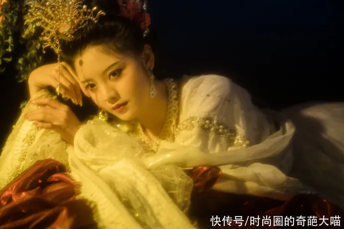 对襟衫&难得一遇的宝藏女孩!一人演绎出了四大美女,火遍国内走出世界