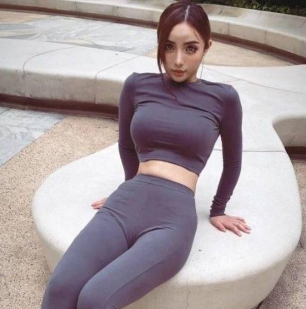 街拍性感紧身打底裤小姐姐,增加清新感