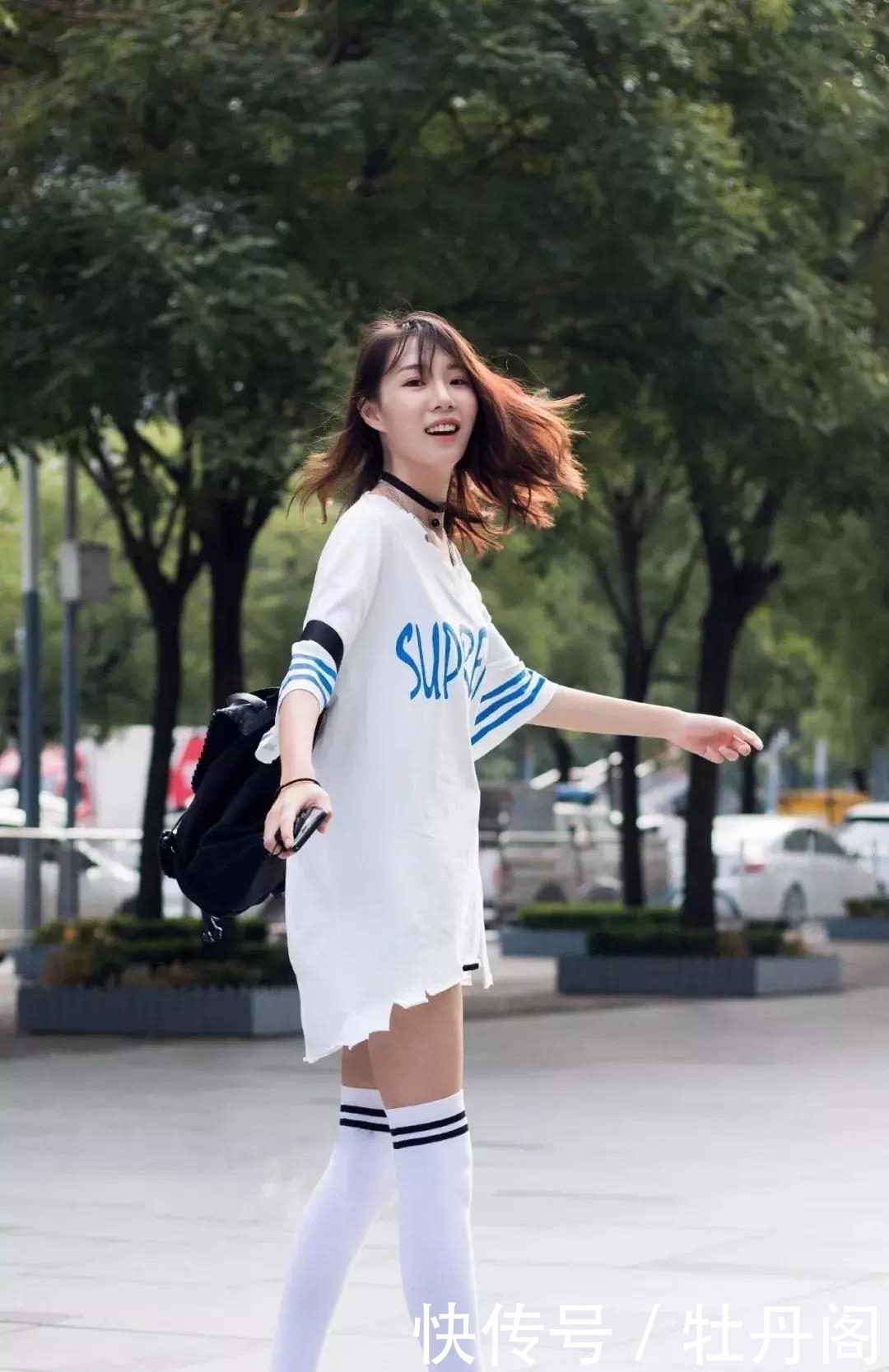 裤裤|美图:街拍黑色紧身短裙和白色裤裤若隐若现运动衣,你喜欢哪个