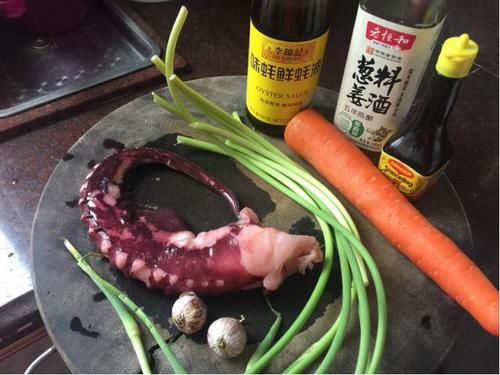 胡萝卜片|炒蒜苔，焯水还过油？其实都不对，这样做翠绿又鲜嫩