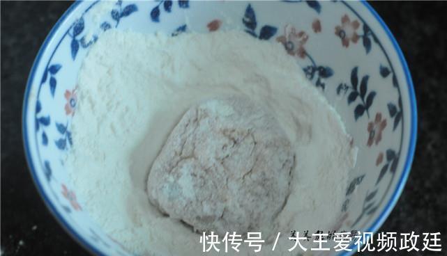 豆腐|三伏天，多给孩子做豆腐饼，薄皮脆嫩，香软好消化，比肉饼更香！