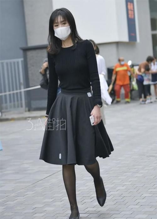 街拍：美女紧致修身的穿搭给人一种绝对的力量感，干练有型