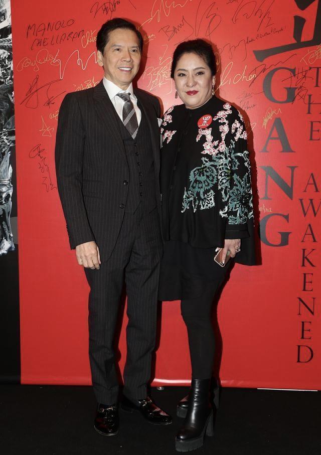 向太很有“阔太”气质范，穿纯黑色刺绣外套配紧身长裤，高贵优雅