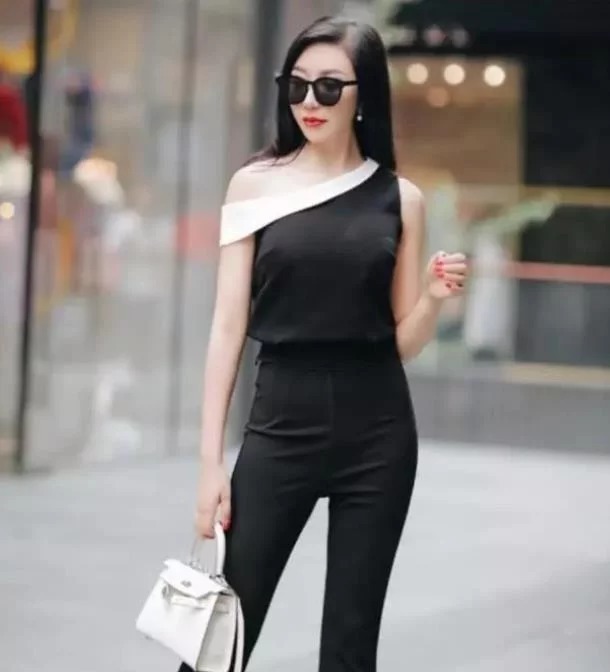 魅力|街拍身材娇小的美女,水汪汪的大眼睛很显魅力