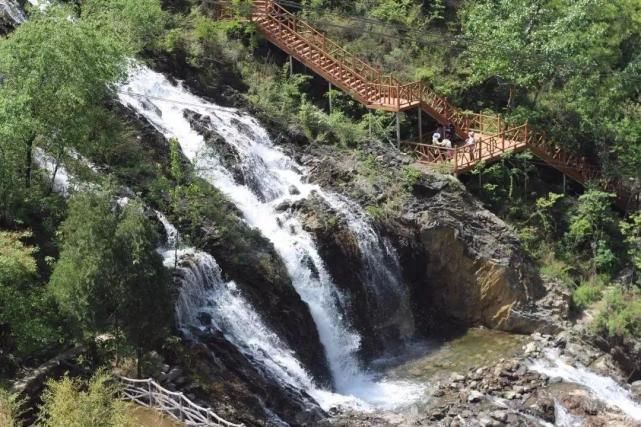 被誉为“中国北方第一峡”，地处终南山世界地质公园核心区