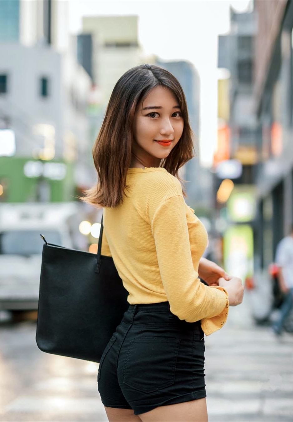 皮肤 淡黄色的上衣搭配黑色裤子显青春活力,皮肤白皙加长发美丽动人