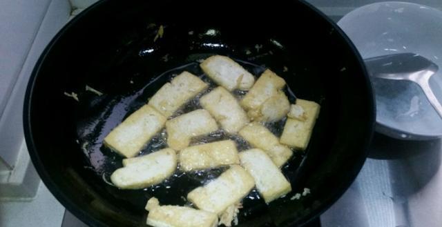 锅中|1把平菇,1块豆腐,简单的家常菜,味道营养不输大鱼大肉