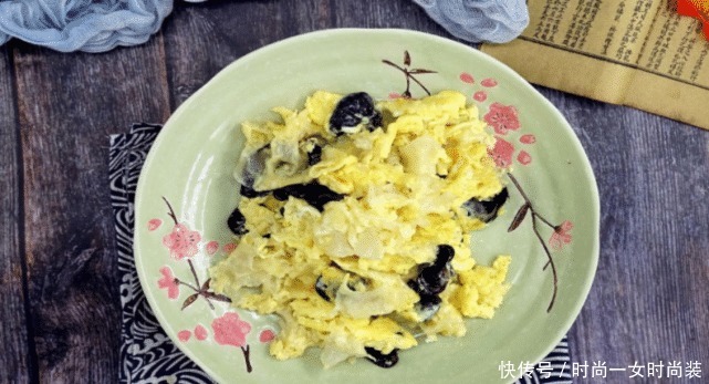 木耳|穷人的“阿胶”就是它,隔三差五吃,气血双补,肌肤红润细腻