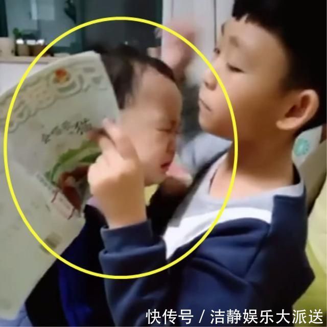 大宝|被爸爸批评后,弟弟哭着跑进哥哥怀里求安慰,画面太有爱了
