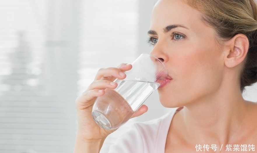 多喝水|尿酸高的人,多吃3类食物,排出多余尿酸,肾脏或许感谢你