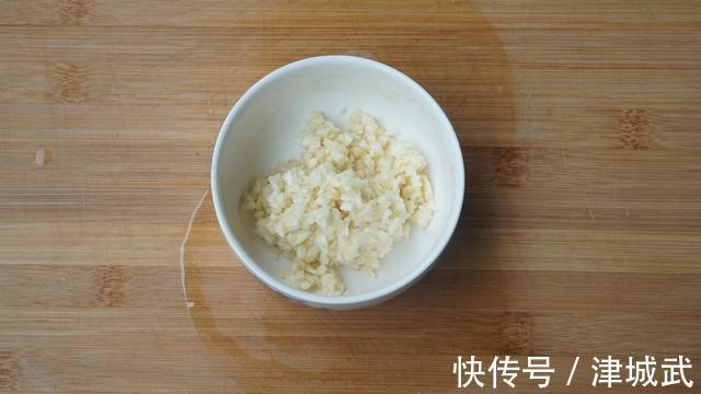 萝卜和它一起炖，味道特别鲜！热腾腾端上桌，营养下饭，吃完暖和