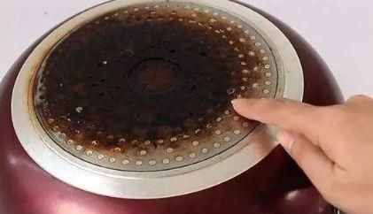 厨房锅具用久了，底部变黑怎么办？聪明人撒点它，轻松擦干净