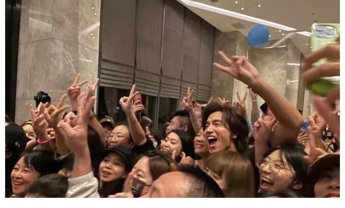 言承旭自從參加綜藝節目后身價暴漲，出入酒店被粉絲包圍翻紅成功