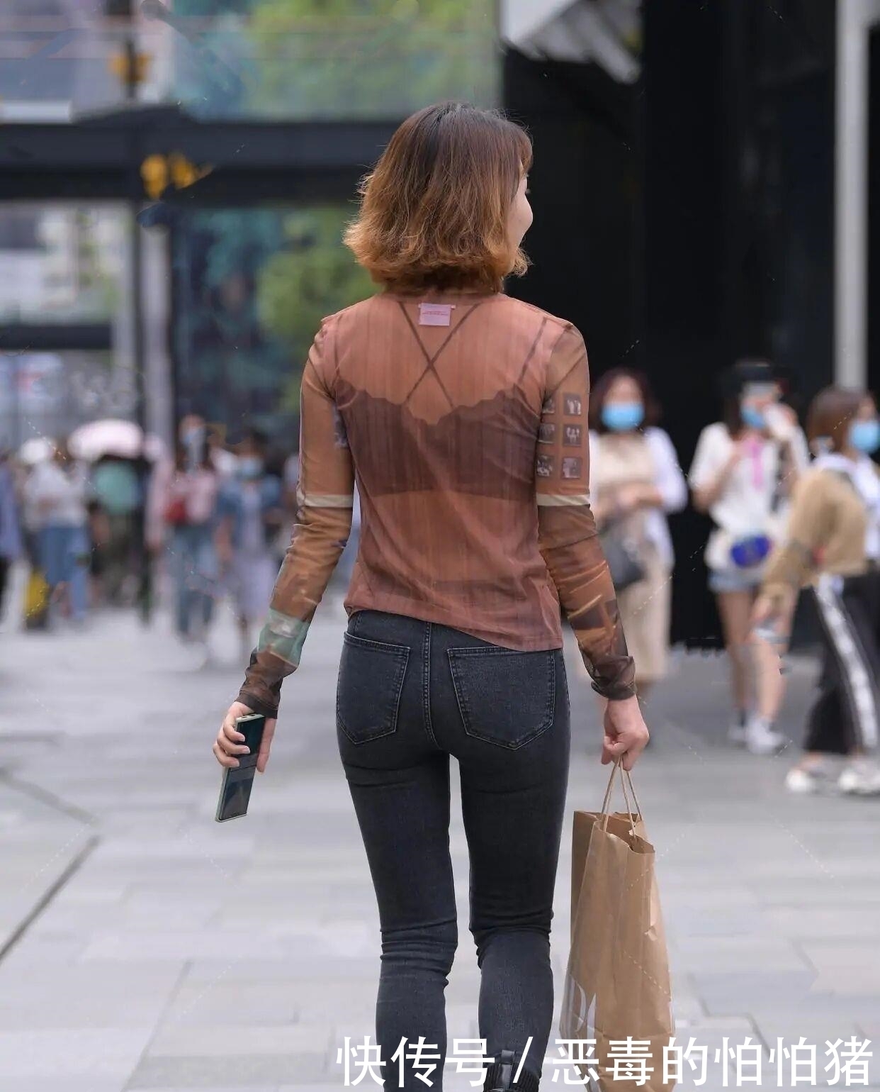 街头|“牛仔裤+半筒靴”的组合,以另类穿法,“征服”了街头的路人!