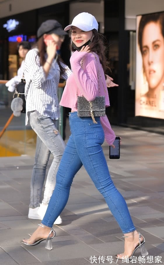 直筒裤 长裤已经不流行了,街头火了一款“一条杠九分裤”,显瘦至少5斤