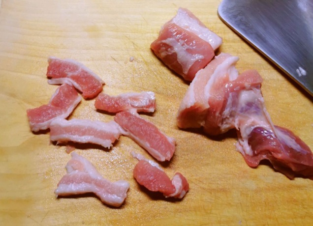 炸酥肉时,面糊是关键,“2样”调料不可少,外酥里嫩,味道正宗