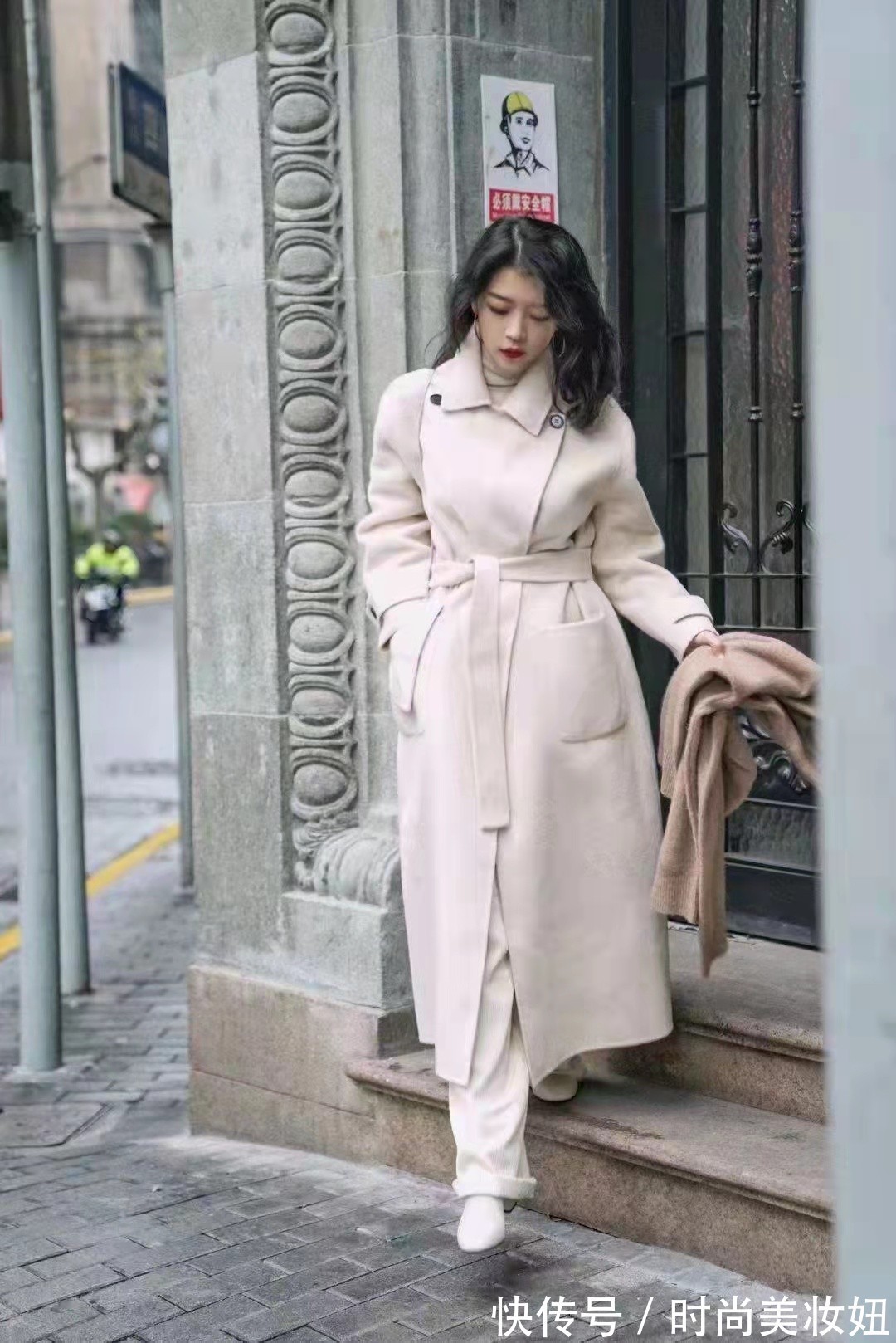 小蛮腰|冬天穿衣简约才高级,看三木的白色大衣穿搭,高级感翻倍