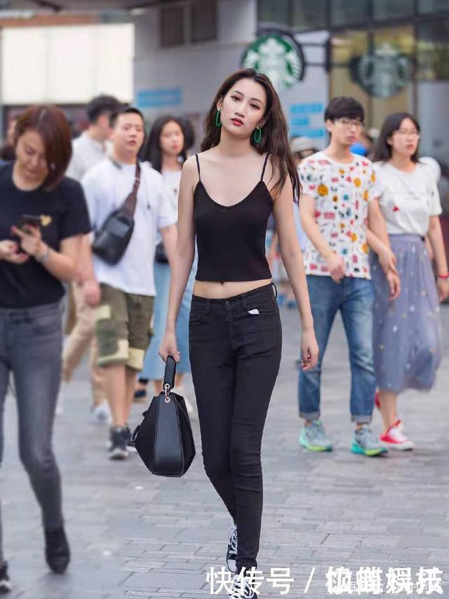 帆布鞋|悬带背心如何搭配赶时髦的人学习一下，逛逛街这样穿才清爽明亮