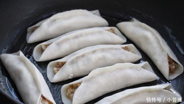 饺子皮|自制煎制锅贴2个窍门，和面加水要多次，小火慢煎用水淀粉
