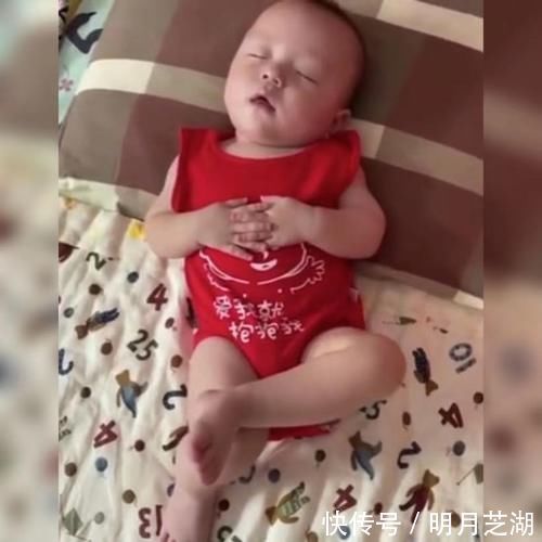 特征|萌娃睡觉“跷二郎腿”的独特姿势火了,网友:看起来也太安逸了吧