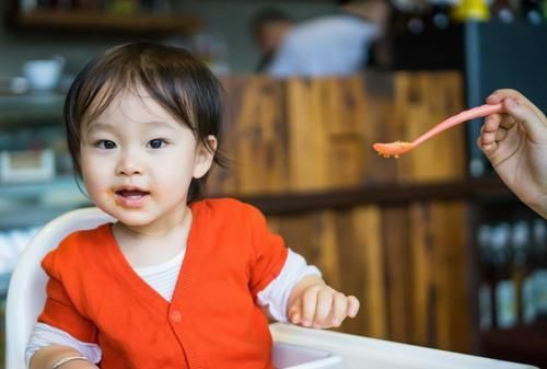 儿科专家|比酱油和味精还伤骨骼，儿科专家提醒：3物尽量少让孩子吃