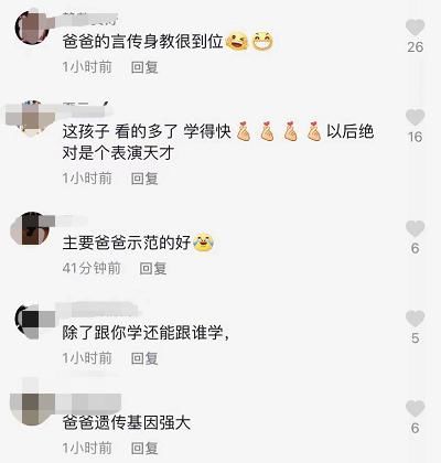 爸爸|两岁宝宝做错事被妈妈责怪，扑通下跪动作一气呵成，网友调侃：爸爸言传身教到位