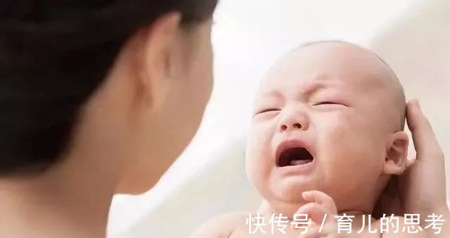 妈妈|为什么宝宝被骂哭后，还会伸手让妈妈抱？原因让人很心疼