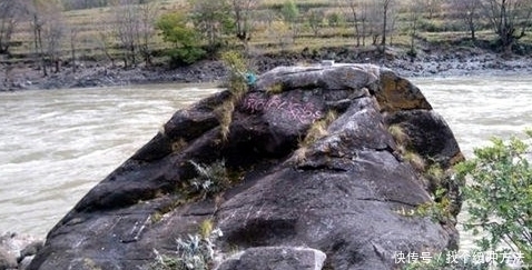 刚烈|古时一女子好心施舍,乞丐一句话使她当场跳河,乞丐:真刚烈