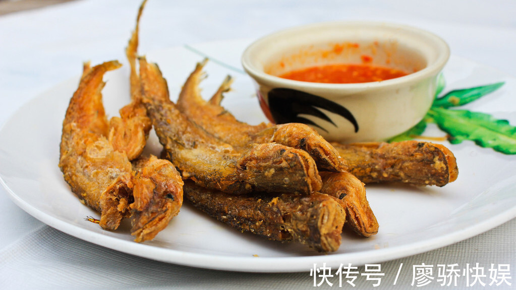 炸小鱼不能只会裹面粉,多加1步,就算放上一天,依旧美味又好吃