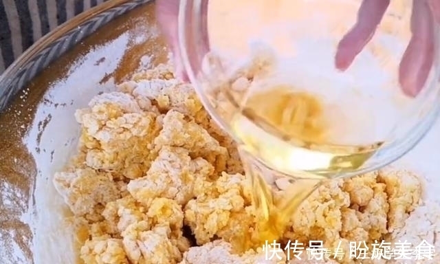 秘制|玉米面全身是宝，教你秘制新吃法，开水一烫筷子一压，比馅饼好吃