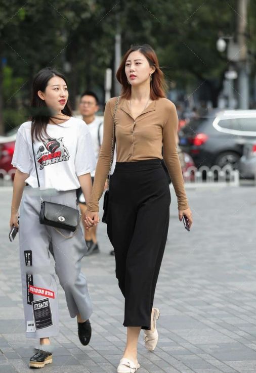 面对风和日丽的好天气,很多女生开始穿裙子了