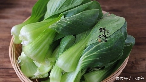 中午用2两肉炖了1锅菜,汤鲜菜香,无肉不欢的老公也抢着吃