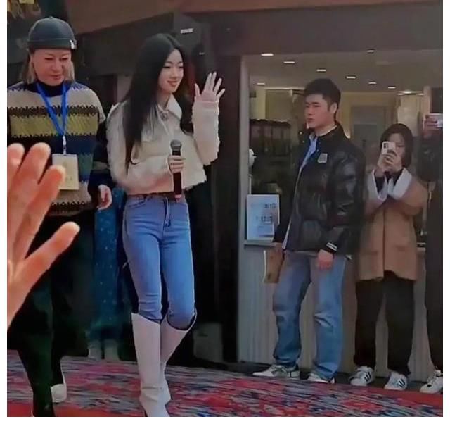 单依纯伍珂玥同框，原来两人都上了央视“小春晚”，未来可期