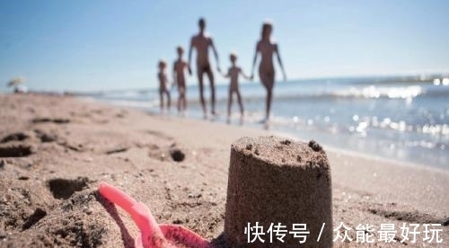 裸体税|世界最“开放”的小镇,男女都不喜欢穿衣服,有一种人禁止入内