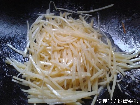 炒土豆丝时,要先放醋还是后放醋?很多人做错了,难怪不好吃