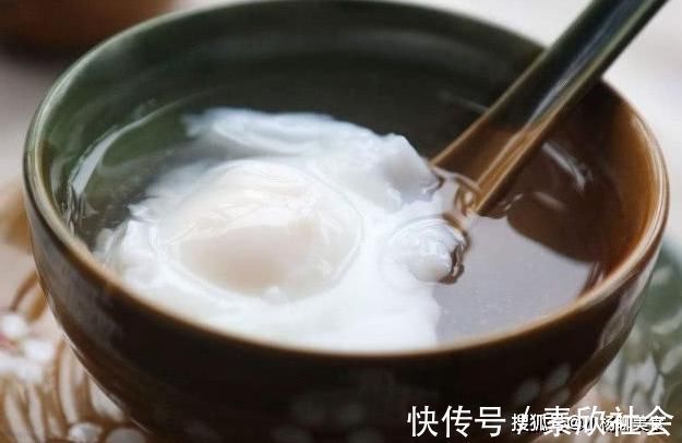 水煮蛋|做水煮荷包蛋，别急着水开下锅，多加这一步，鸡蛋嫩滑不散花