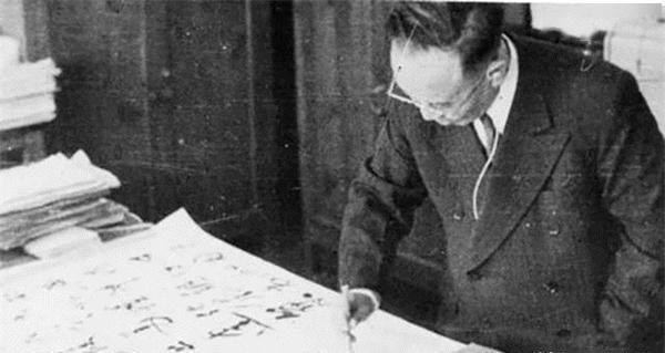 校经#郭沫若全国题字很多,仅一处与康生同题,网友称书法造诣不分伯仲