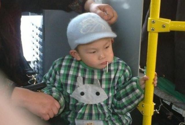 小玲|爸爸陪女儿睡觉,爷俩的睡姿让妈妈有点哭笑不得,网友:心太大了