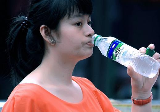 中国居民膳食指南|早晨空腹喝水很养生专家提醒3点不注意,喝了也是白喝