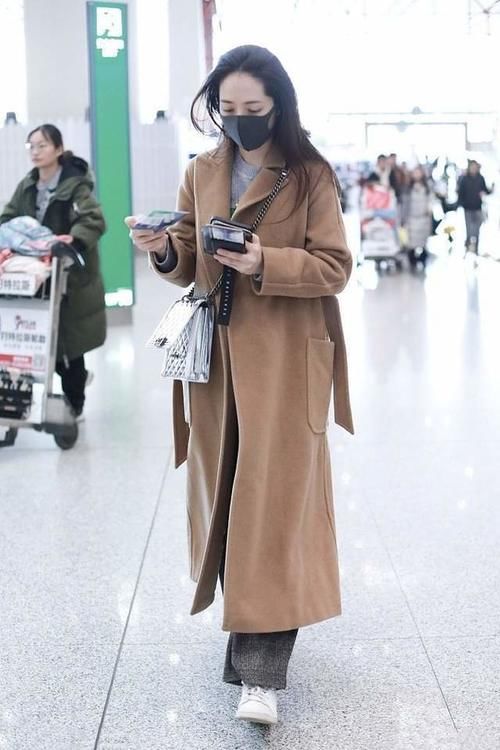 臃肿感|女明星太没架子，机场穿驼色大衣包裹严实，温度风度一把抓