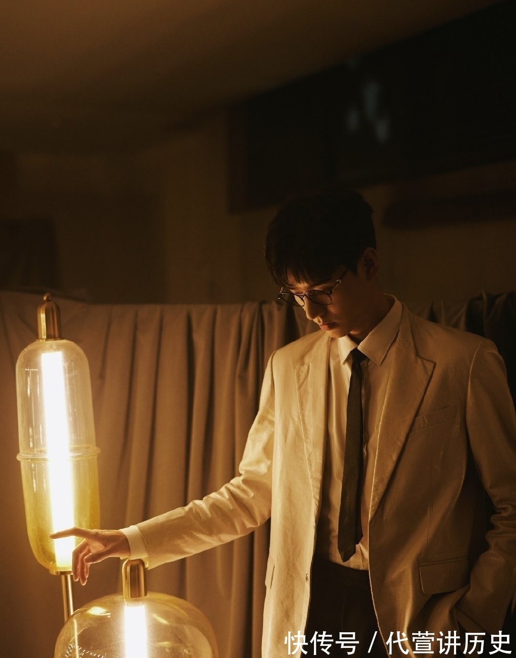 龔俊|龔俊:《中餐廳》快樂中的“打工人”,他這套西裝制服太可了!