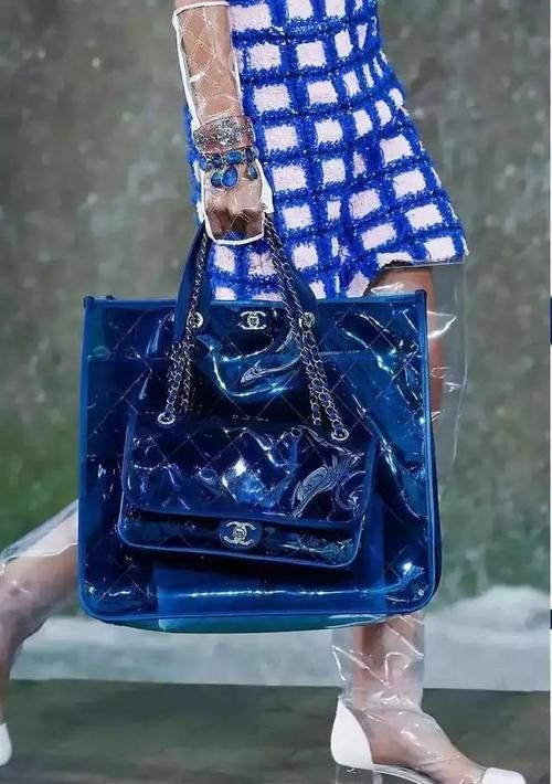 别背双肩包了吧!今年流行“托特包”,容量大不说,还耐脏又方便