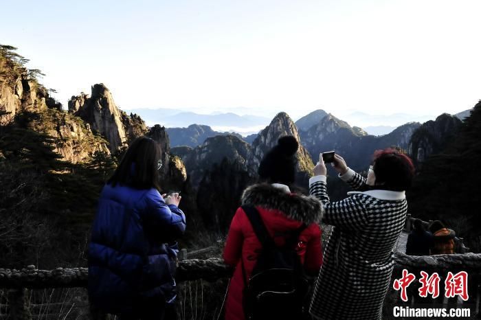 大年初二安徽黄山云海奔涌　游客登山兴致浓