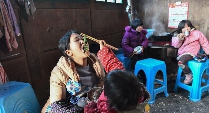 养育|32岁女子生下7个孩子,她说:等孩子们长大了,我就有好日子过