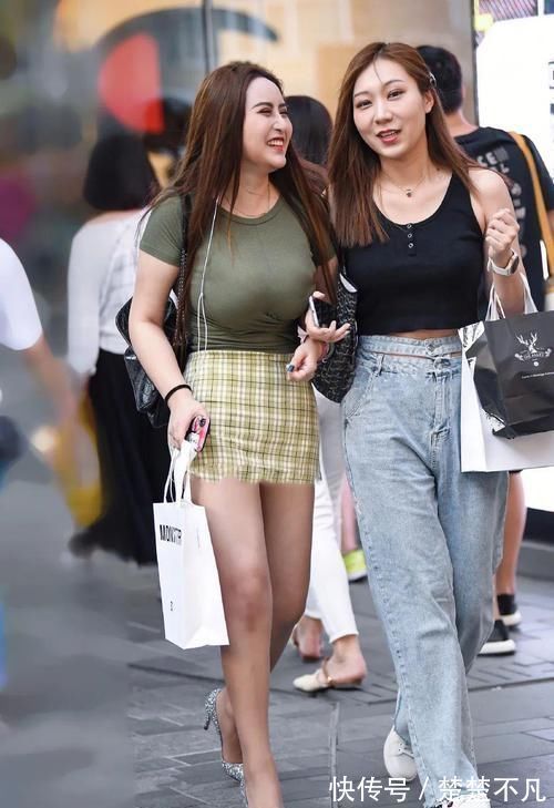 高跟鞋|一对时髦姐妹花上街,穿短裙还是牛仔裤的更吸引你