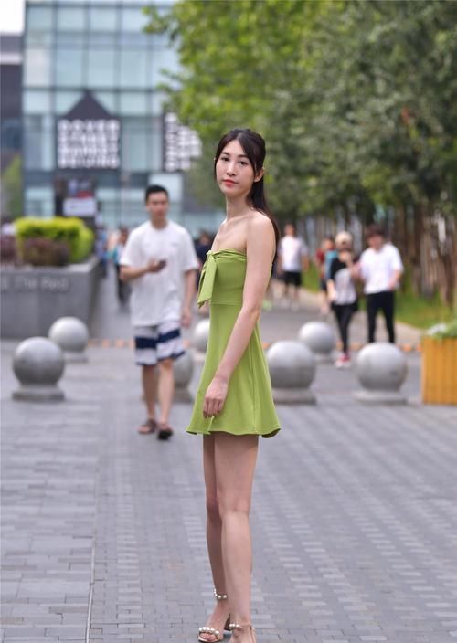 好身材|街拍:芥末绿的抹胸连衣短裙,还真需要好身材才会搭配出精致感觉