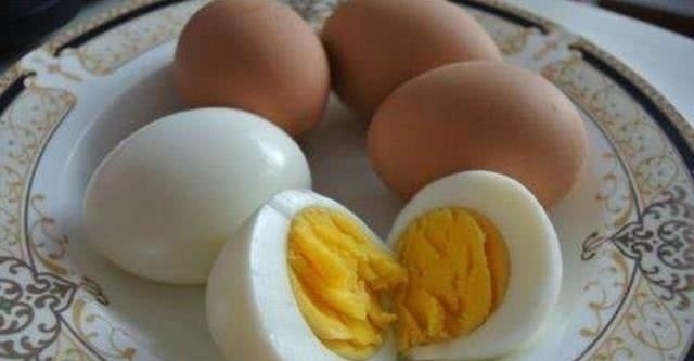 煮鸡蛋时,加食盐是大错多加30克它,蛋壳不粘肉,单手就能剥