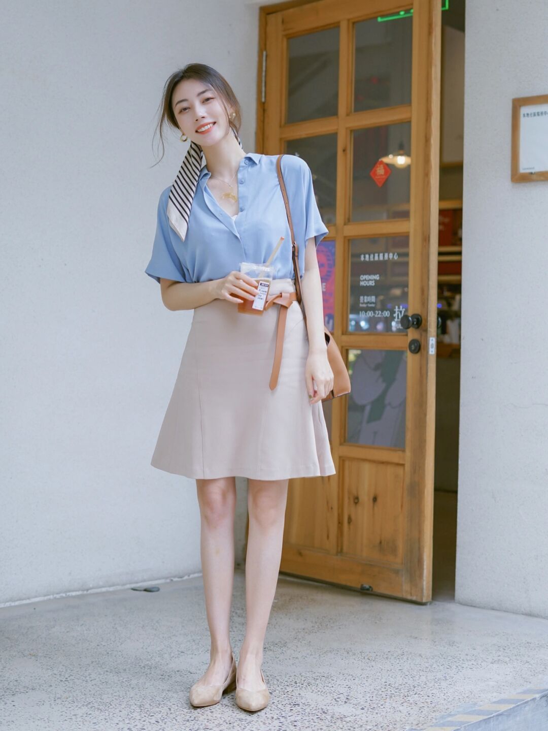 衬衫搭配|都市“精英”女白领都爱这么穿,衬衫搭配半身裙,简约高级又减龄