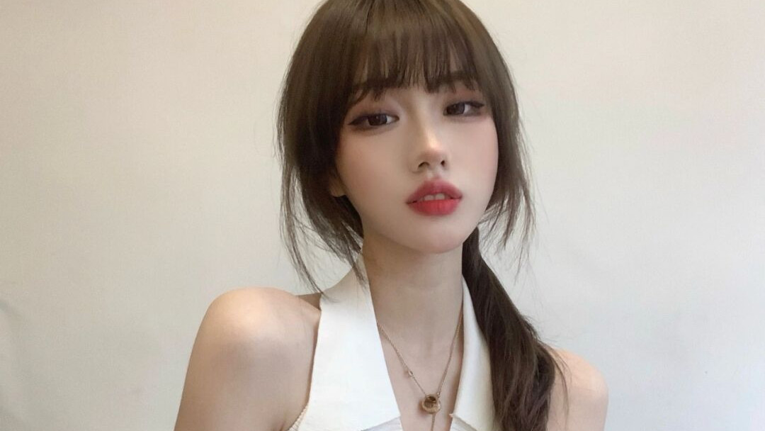 短裙|齐刘海小姐姐, 黑白马甲配牛仔短裙, 梦回青春年华